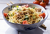 Noodle salad with tuna, leek and tomatoes (Asia)