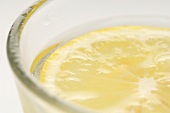 Zitronenscheibe im Wasserglas (Ausschnitt)