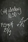 Schiefertafel mit Einladung zum Golf (Schweden)