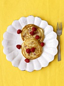 Pancakes mit frischen Himbeeren von oben