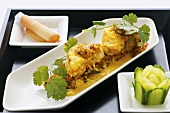 Gedämpfter Seeteufel mit Currysauce, Jasminreis und Koriander (Asien)