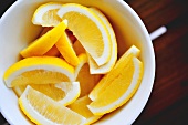Zitronenschnitze in einer Schale (Draufsicht)