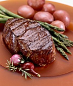 Rindersteak mit Spargel und roten Kartoffeln