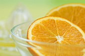 Orangenhälften und Saftpresse