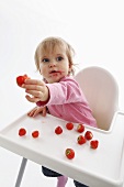 Kleinkind mit Erdbeeren