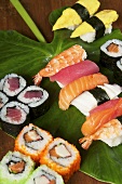 Verschiedene Sushi auf Blatt