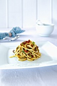 Spaghetti mit getrockneten Tomaten, Kräutern und Oliven