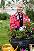 Frau beim Bepflanzen im Garten