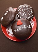 Drei Schokoladencupcakes zum Valentinstag