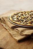 Dünne Pizza mit Hähnchen, Champignons, Zwiebeln & Pesto