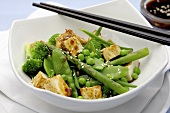 Grilled tofu with sesame and a green vegetable salad (Asia)