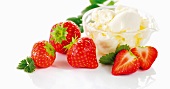 Vanilleeis im Schälchen & frische Erdbeeren