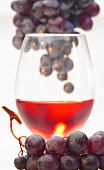 Rote Weintrauben und ein glas Rotwein