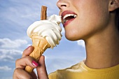Frau isst Eis