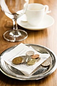 Rechnung und Münzen auf dem Tisch