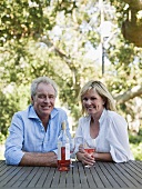 Älteres Ehepaar im Freien mit Wein