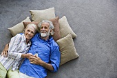 Älteres Ehepaar hören Musik über MP3-Player