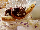 Amarenahäufchen und weiße Schokoladenplätzchen