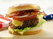 Hamburger mit Bacon vor USA-Fahne