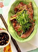 Asiatisches Steak mit Kressesalat; Sojasauce
