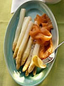 Weisser Spargel mit Räucherlachs und Zitrone