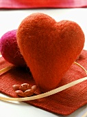 Rote Herzen als Tischdeko zum Valentinstag