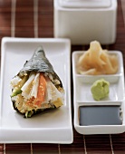 Temaki Sushi mit Krabbenfleisch und Avocado; Ingwer; Wasabi
