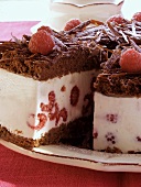 Schokoladen-Himbeer-Torte, angeschnitten