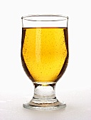 Glas Apfelsaft mit Wassertropfen