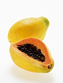 Zwei Papayas, eine davon angeschnitten