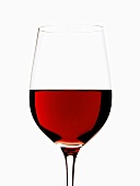 Rotweinglas, halb gefüllt