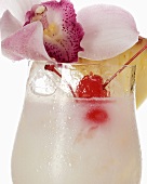 Karibischer Drink mit Kokosmilch, Ananas und Orchidee