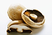 Portobello-Pilze, teilweise geschnitten