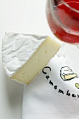 Camembert mit Glas Rotwein und Serviette