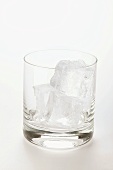 Leeres Glas mit Eiswürfeln