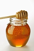 Honig im Glas mit Honigkamm