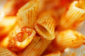 Penne rigate mit Tomatensauce (Detail)