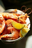 Shrimps with lemon wedges