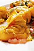 Tortellini mit Tomaten und Basilikum