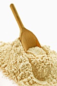 Wholemeal flour with wooden scoop