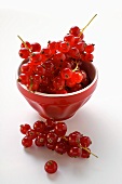 Redcurrants in small bowl