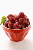 Fresh raspberries in bowl