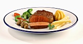Fillet steak, medium-rare, with accompaniments