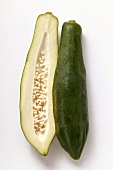 Grüne Papaya, halbiert