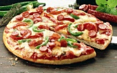 Pizza mit Peperoni, Wurst und Käse