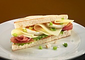 Sandwich mit Schinken, Käse und Ei