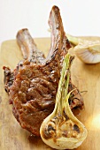 Grilled lamb chops with garlic