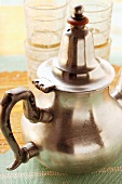 Teekanne und Teegläser aus Marokko