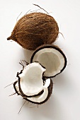 Kokosnüsse, ganz und aufgeschnitten