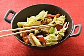 Zutaten für asiatisches Gemüsegericht im Wok